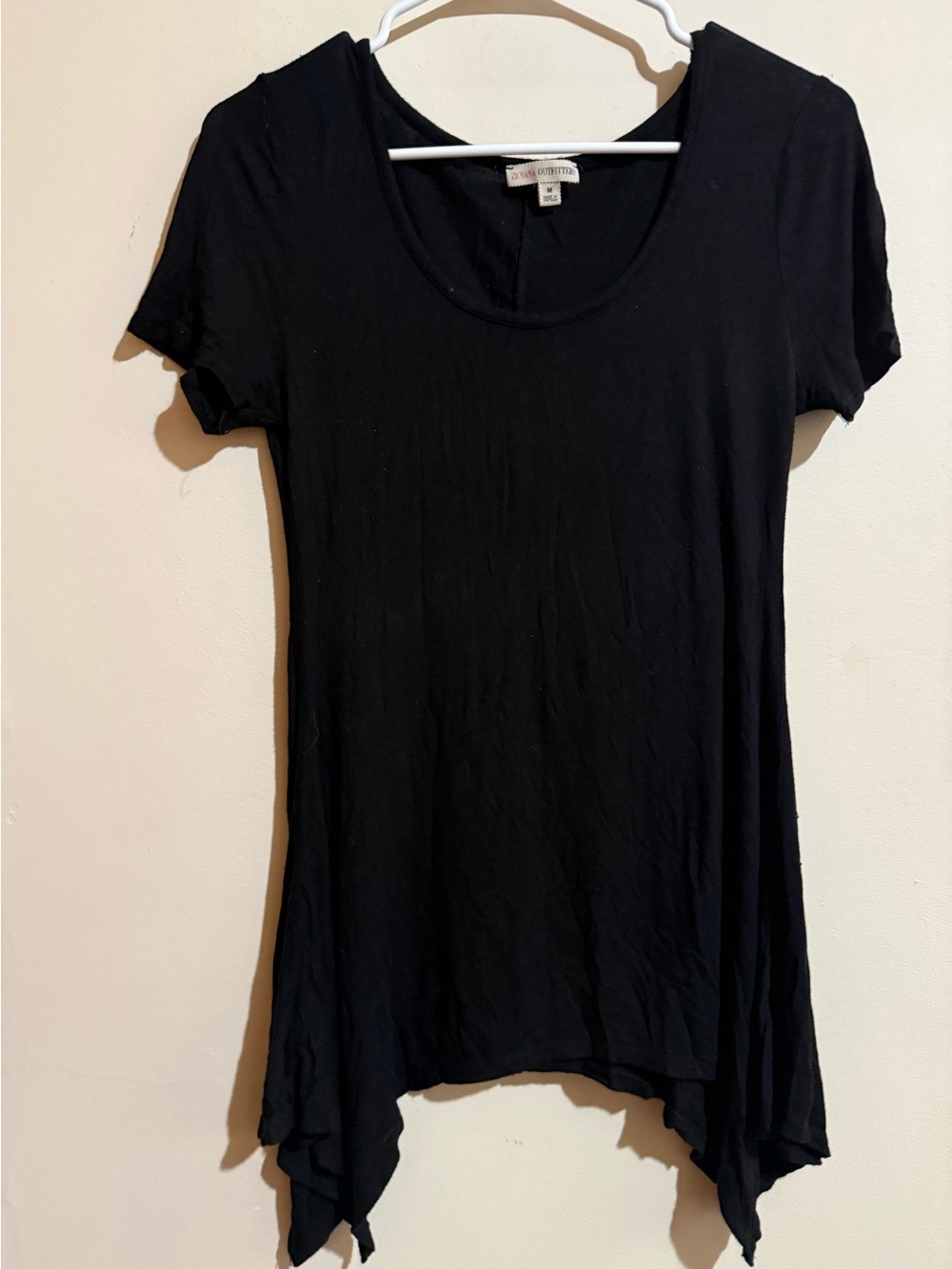 Zenana Outfitters Black Short Sleeve Handkerchief Hem Tunic Top